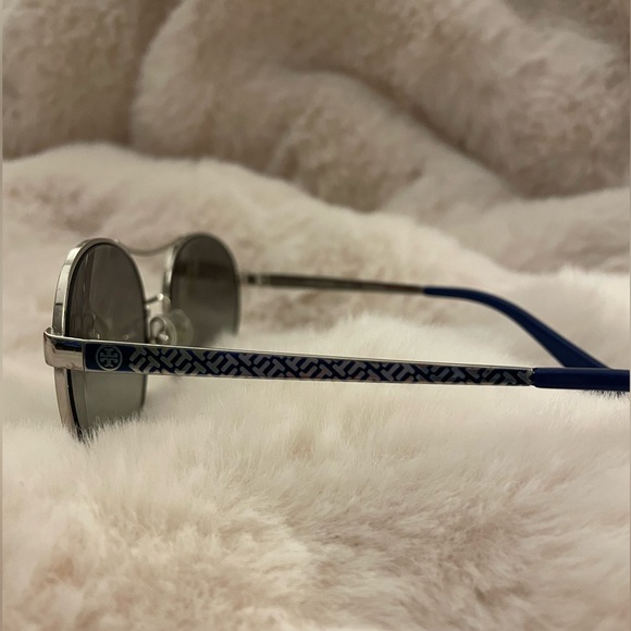 Tory Burch TY6037 Round Aviator Sunglasses in Silver/Black & Blue/White T Print - Picture 4 of 9